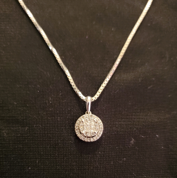 Michael Hill Pendant with 1/4 Carat Total Weight of Diamonds in 10kt White Gold - Picture 7 of 15